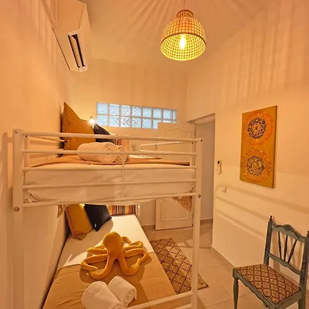 Semesterbostad Casa Alice With Rooftop In By Junto Ao Mar