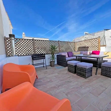 Semesterbostad Casa Alice With Rooftop In By Junto Ao Mar *