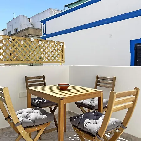 Semesterbostad Casa Alice With Rooftop In By Junto Ao Mar *